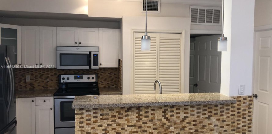 Condo in Hialeah, Florida, 2 bedrooms  № 1348900