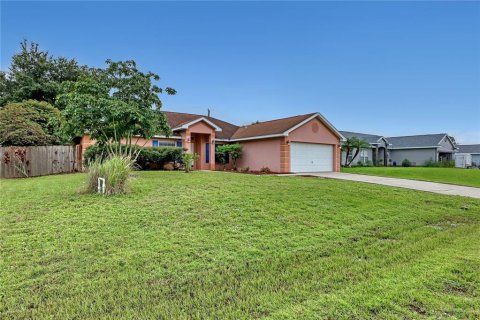 House in Palm Bay, Florida 3 bedrooms, 172.61 sq.m. № 1382733 - photo 3