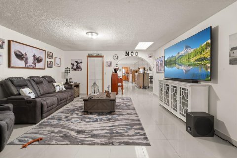 Adosado en venta en Hialeah, Florida, 2 dormitorios, 122.07 m2 № 1003636 - foto 8