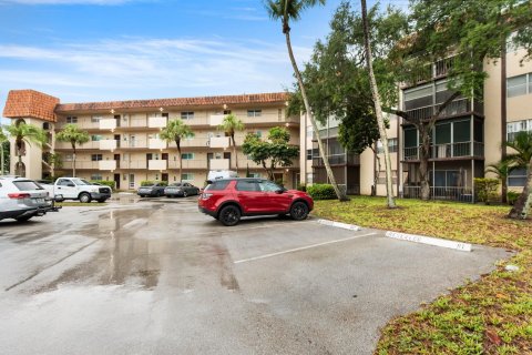 Condo in Lauderhill, Florida, 2 bedrooms  № 1230295 - photo 1