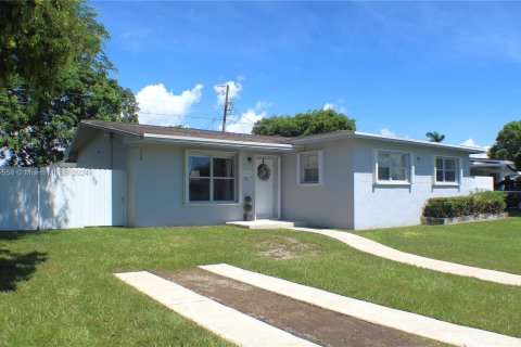 House in Miami, Florida 3 bedrooms, 103.12 sq.m. № 1377155 - photo 2