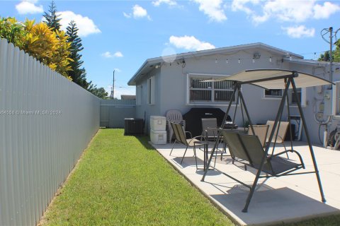 House in Miami, Florida 3 bedrooms, 103.12 sq.m. № 1377155 - photo 24