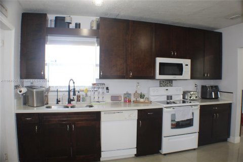 House in Miami, Florida 3 bedrooms, 103.12 sq.m. № 1377155 - photo 11