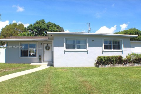 House in Miami, Florida 3 bedrooms, 103.12 sq.m. № 1377155 - photo 1