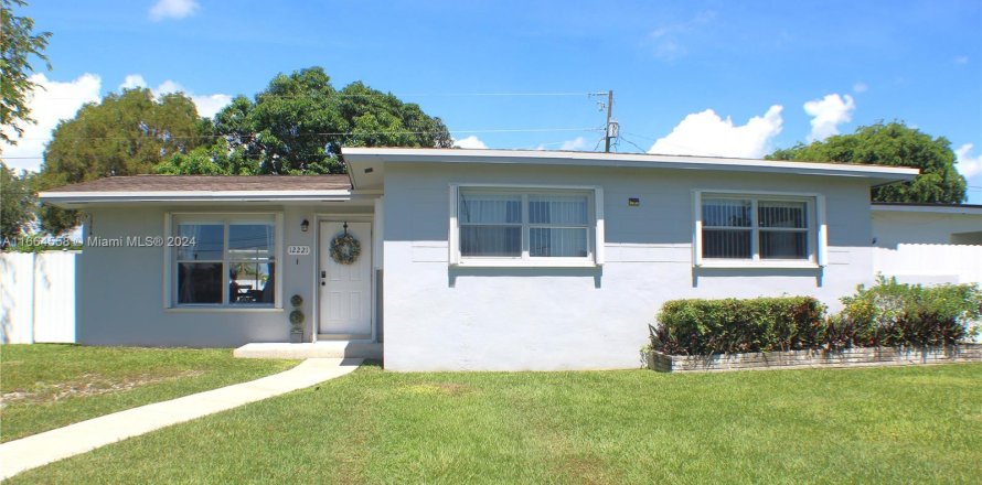 House in Miami, Florida 3 bedrooms, 103.12 sq.m. № 1377155