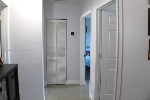 House in Miami, Florida 3 bedrooms, 103.12 sq.m. № 1377155 - photo 14