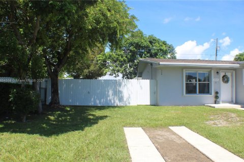 House in Miami, Florida 3 bedrooms, 103.12 sq.m. № 1377155 - photo 4