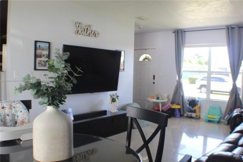 House in Miami, Florida 3 bedrooms, 103.12 sq.m. № 1377155 - photo 8