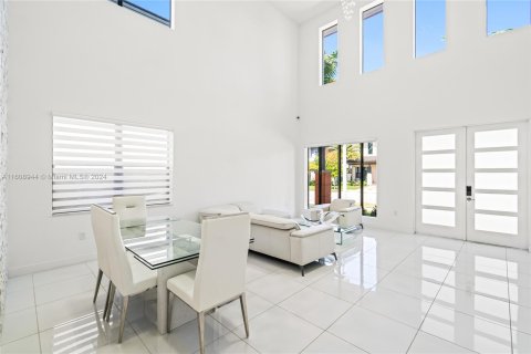 Villa ou maison à vendre à Miami Lakes, Floride: 4 chambres, 264.49 m2 № 1232533 - photo 5