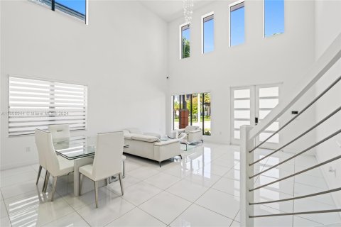 House in Miami Lakes, Florida 4 bedrooms, 264.49 sq.m. № 1232533 - photo 6