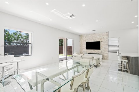 Casa en venta en Miami Lakes, Florida, 4 dormitorios, 264.49 m2 № 1232533 - foto 16