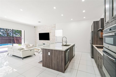 Casa en venta en Miami Lakes, Florida, 4 dormitorios, 264.49 m2 № 1232533 - foto 9