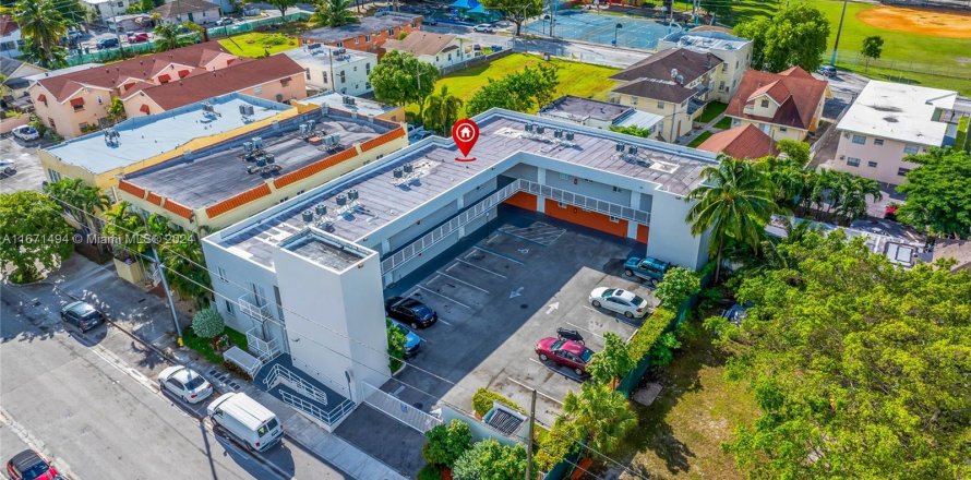 Commercial property in Miami, Florida № 1391738