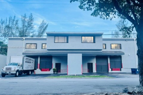 Immobilier commercial à vendre à Doral, Floride № 858131 - photo 4