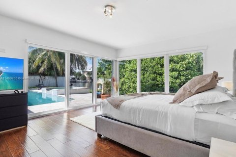 House in North Miami Beach, Florida 4 bedrooms, 220.36 sq.m. № 776480 - photo 7