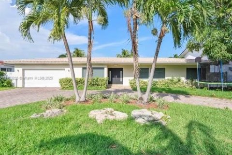 Villa ou maison à louer à North Miami Beach, Floride: 4 chambres, 220.36 m2 № 776480 - photo 2
