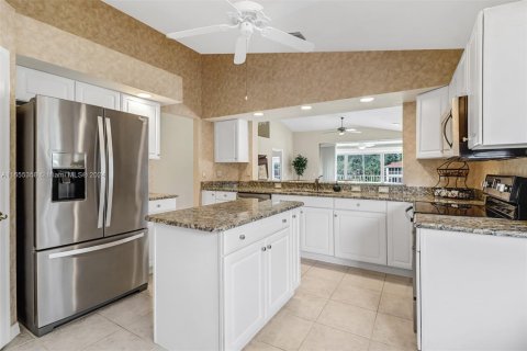 Condo in Naples, Florida, 3 bedrooms  № 1353865 - photo 9