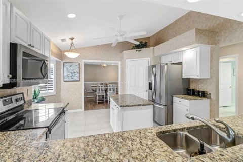 Condo in Naples, Florida, 3 bedrooms  № 1353865 - photo 7