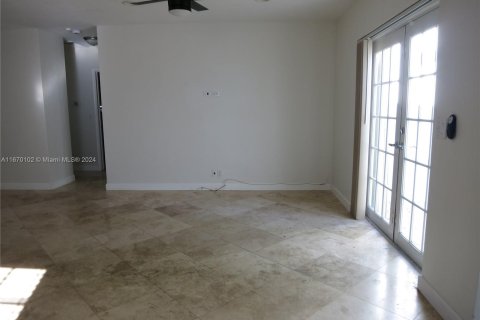 House in Hallandale Beach, Florida 3 bedrooms, 98.38 sq.m. № 1388149 - photo 12