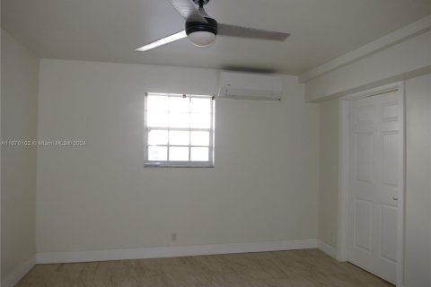 House in Hallandale Beach, Florida 3 bedrooms, 98.38 sq.m. № 1388149 - photo 25