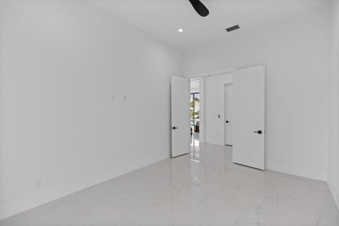 House in Riviera Beach, Florida 6 bedrooms, 605.72 sq.m. № 678827 - photo 13