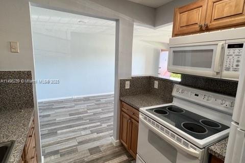 Condominio en venta en Pembroke Pines, Florida, 1 dormitorio, 75.34 m2 № 880393 - foto 10