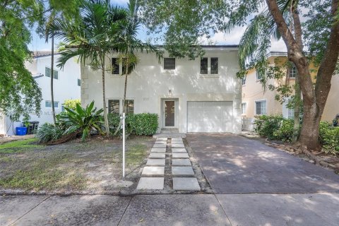 Villa ou maison à louer à Coral Gables, Floride: 4 chambres, 223.06 m2 № 1358565 - photo 1