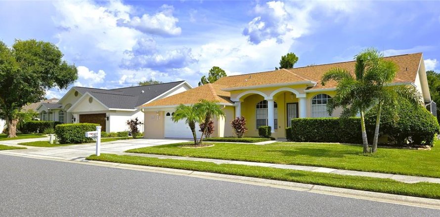 House in New Port Richey, Florida 3 bedrooms, 189.71 sq.m. № 1278883