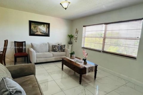 Condo in Hollywood, Florida, 2 bedrooms  № 1120912 - photo 4