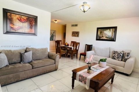 Condo in Hollywood, Florida, 2 bedrooms  № 1120912 - photo 2