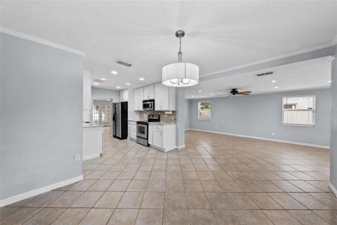 House in Tampa, Florida 3 bedrooms, 165.18 sq.m. № 1392593 - photo 9