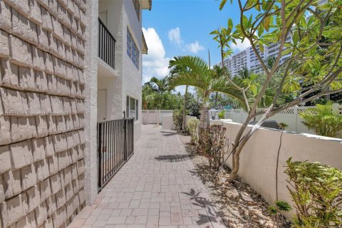 Condo in Fort Lauderdale, Florida, 1 bedroom  № 1291952 - photo 18