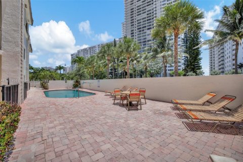 Condo in Fort Lauderdale, Florida, 1 bedroom  № 1291952 - photo 16