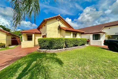 Villa ou maison à vendre à Pembroke Pines, Floride: 3 chambres, 131.55 m2 № 1304862 - photo 2