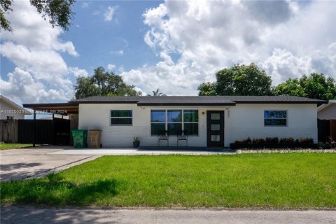 House in Davie, Florida 4 bedrooms, 172.61 sq.m. № 1304863 - photo 1