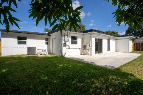 House in Davie, Florida 4 bedrooms, 172.61 sq.m. № 1304863 - photo 13