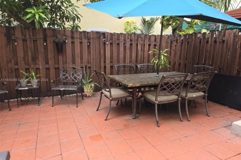 Casa en venta en Hialeah, Florida, 2 dormitorios, 106.84 m2 № 1304864 - foto 1