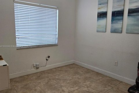 House in Hialeah, Florida 2 bedrooms, 106.84 sq.m. № 1304864 - photo 7