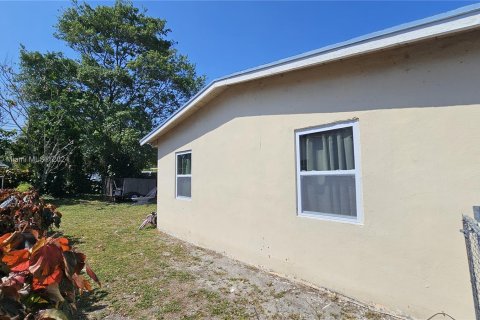 Casa en venta en Pompano Beach, Florida, 4 dormitorios, 85.56 m2 № 167905 - foto 17
