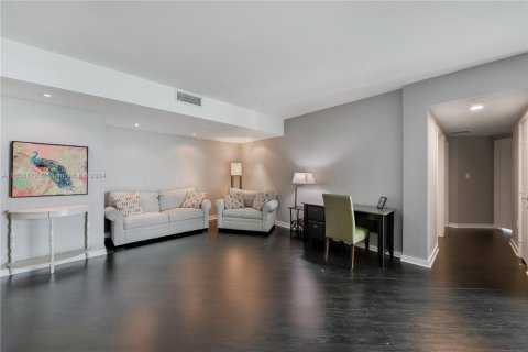 Condo in Miami, Florida, 2 bedrooms  № 1356923 - photo 2