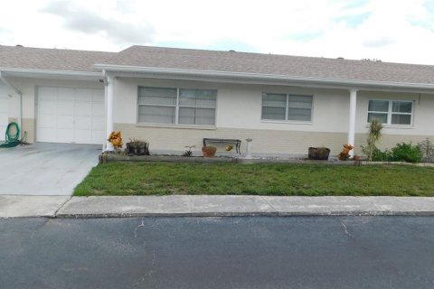 Condo in New Port Richey, Florida, 2 bedrooms  № 1353321 - photo 1