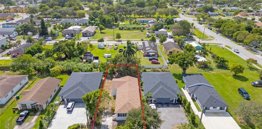 Villa ou maison à Florida City, Floride 4 chambres, 167.78 m2 № 1415509