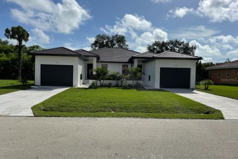 Immobilier commercial à vendre à Punta Gorda, Floride: 6 chambres, 255.11 m2 № 957230 - photo 1
