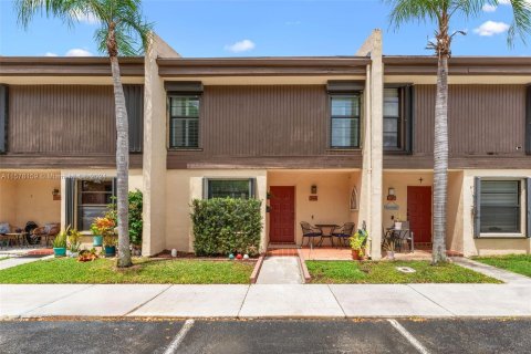 Copropriété à vendre à Pembroke Pines, Floride: 3 chambres, 136.75 m2 № 1147659 - photo 1