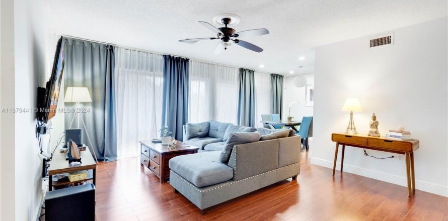 Condominio en Miramar, Florida, 2 dormitorios  № 1408451