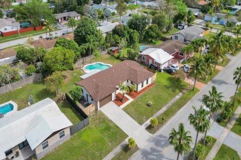 House in Margate, Florida 4 bedrooms, 180.97 sq.m. № 1172560 - photo 8