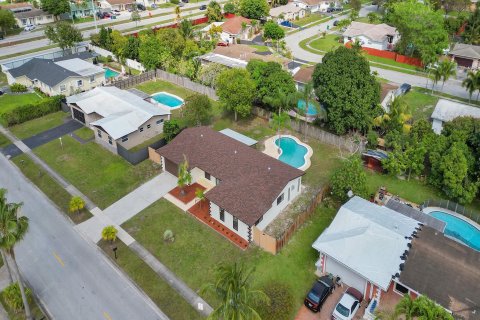 Casa en venta en Margate, Florida, 4 dormitorios, 180.97 m2 № 1172560 - foto 1