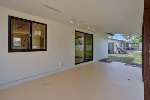 House in Margate, Florida 4 bedrooms, 180.97 sq.m. № 1172560 - photo 10