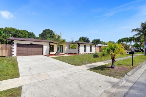 House in Margate, Florida 4 bedrooms, 180.97 sq.m. № 1172560 - photo 4