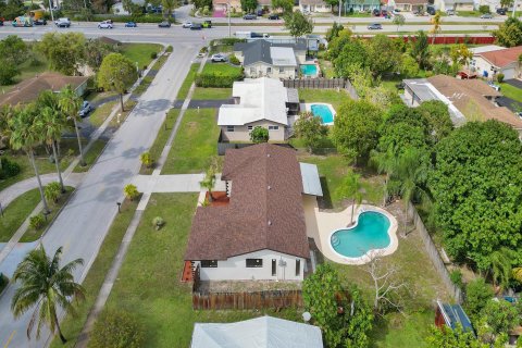 Villa ou maison à vendre à Margate, Floride: 4 chambres, 180.97 m2 № 1172560 - photo 2